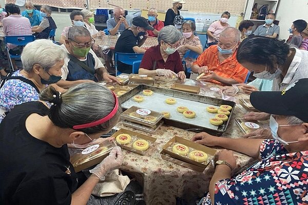 長者們也會一起製作美食。圖／里長方荷生提供
