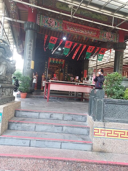 中元祭典,一拜天敬神。圖/易小滿攝