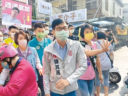 高雄市長陳其邁持續以陸戰模式力拚連任,11日上午到楠梓區莒光市場掃街拜票。(洪浩軒攝)