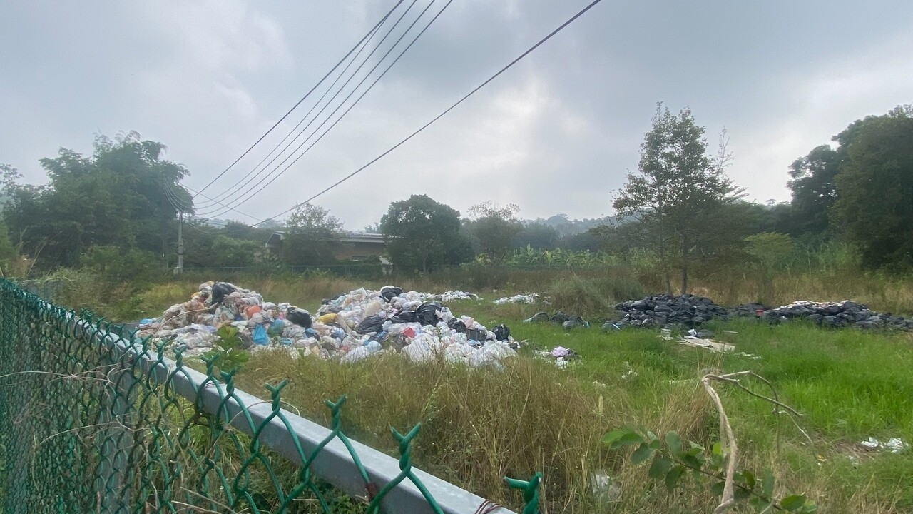 民眾黨台中市及彰化縣多名議員候選人昨天上午前往彰化縣花壇東方一巷山區，勘查被業者違法棄置的垃圾現場。記者劉明岩／攝影 