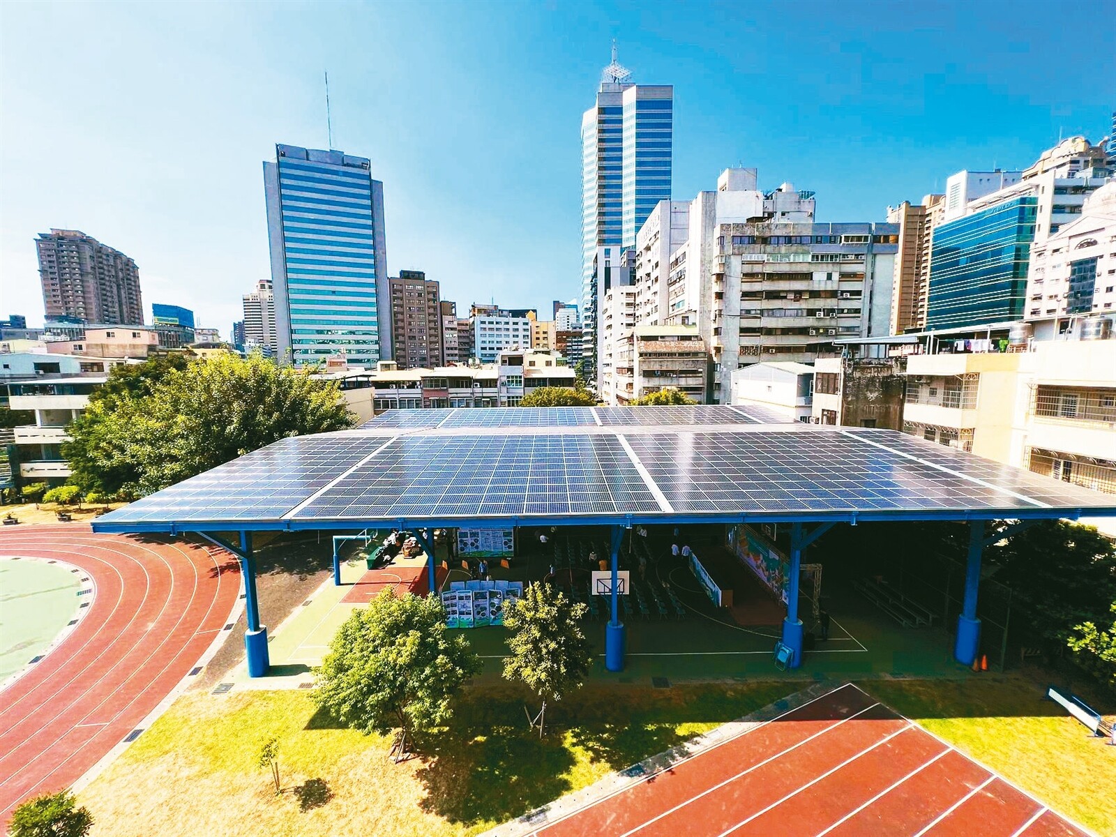 高市五福國中建光電球場，學生在戶外運動不怕風雨，還能蓄電使用，一舉兩得。記者王昭月／攝影 