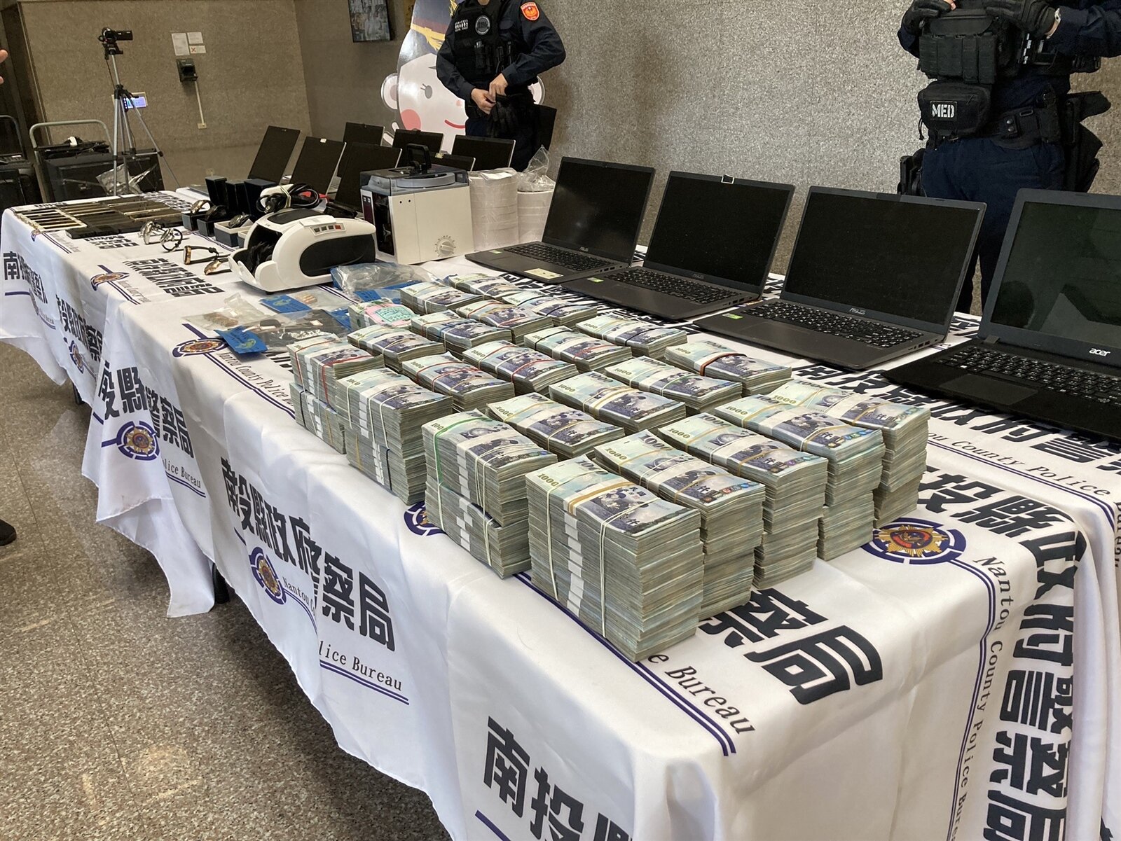 在該處豪宅內搜出2359萬元現金,並查獲3支手槍及數十發子彈,以及數十台電腦、手機、手錶、點鈔機等贓證物。記者黑中亮/攝影