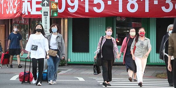 台灣經濟研究院長張建一11日直指「這是市場震盪」,不代表景氣陰霾都過去了,通膨走勢只會「慢慢下來」。圖/中時電子報資料照片