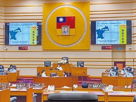 嘉義市長黃敏惠11日到議會施政報告，提出10大旗艦計畫。（廖素慧攝）