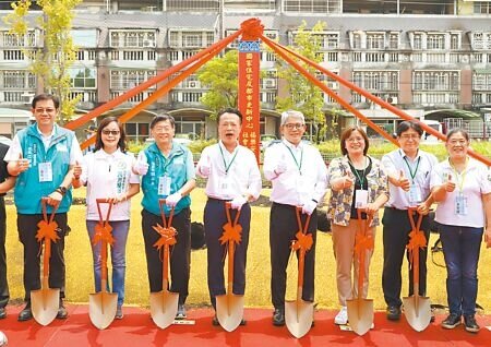 嘉縣首座社會住宅「福樂安居」日前動土開工,嘉義縣長翁章梁(左四)指興辦社宅可幫助城市永續經營,是吸引及留下人才的重要關鍵。(本報資料照片)