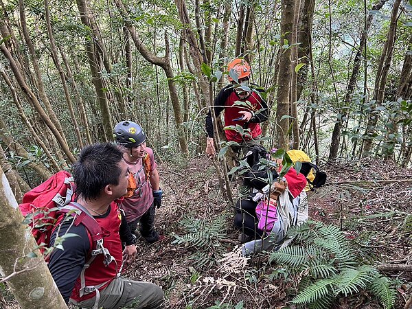 基隆市68歲林姓婦人山區迷航17小時,新竹縣政府消防局獲報後協助定位,11日早順利尋獲。圖/新竹縣消防局提供