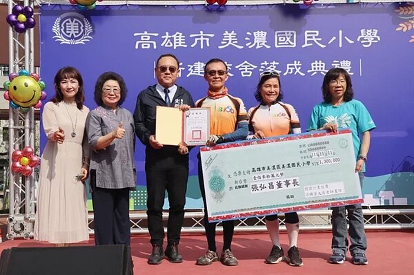 高雄市副市長史哲(左三)、監委范巽綠(左二)、教育局副局長吳文靜及客委會主委楊瑞霞(左一)一同出席典禮,獻上祝賀。圖/高雄市政府教育局提供