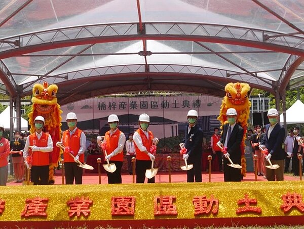 台積電高雄廠設在中油五輕煉油廠舊址,在台積電進駐後更名楠梓產業園區,今年8月7日由行政院長蘇貞昌主持動土儀式。圖/聯合報