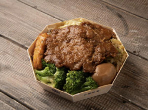 台鐵鐵路便當節登場,除了知名的國內外鐵路便當之外,還有陪民眾走過20個年頭的「木盒八角便當」。圖/台鐵提供