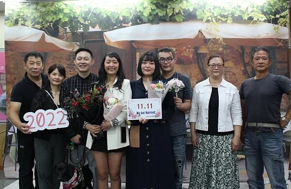 汐止戶所還有姊妹(圖右4、右5)一起登記結婚,感情超好的林家倆姊妹只相差1歲,從小做任何事都要一起,長大後連結婚也要在光棍節一起「結單」。圖/新北市民政局提供