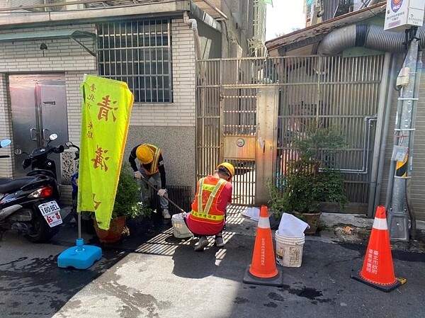 東華里定期清理水溝，以維持環境整潔。圖／取自台北市鄰里服務網