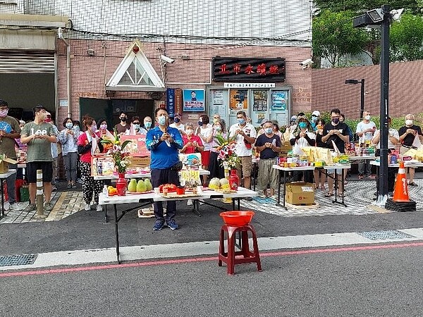 中元節時東華里會在里辦公室前的空地舉辦團拜活動。圖／取自台北市鄰里服務網