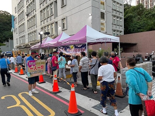 東華里舉辦中秋節睦鄰活動，現場里民參與踴躍。圖／取自台北市鄰里服務網