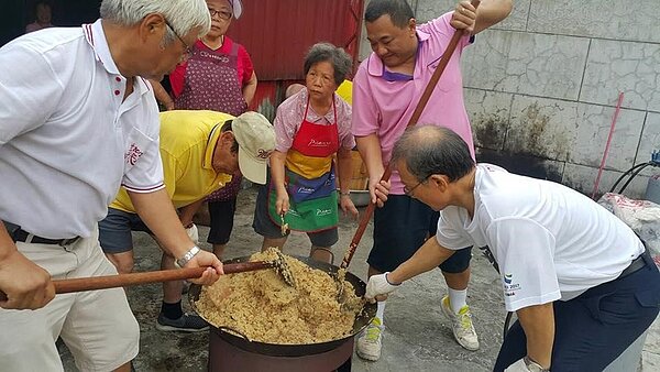志工準備要贈送給里民的餐點。圖／取自「立農里」臉書
