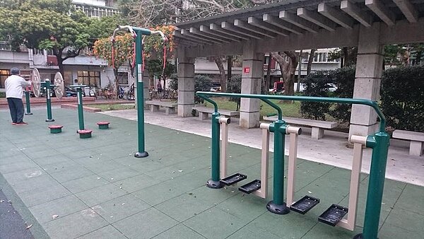 立農公園的健身器材。圖／取自「立農里」臉書