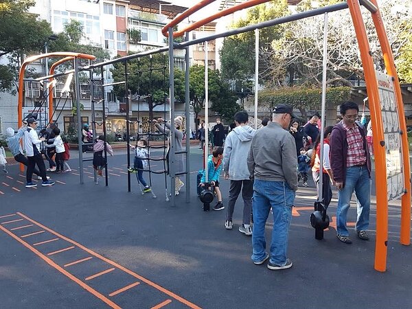 立農公園的遊樂器材。圖／取自「立農里」臉書