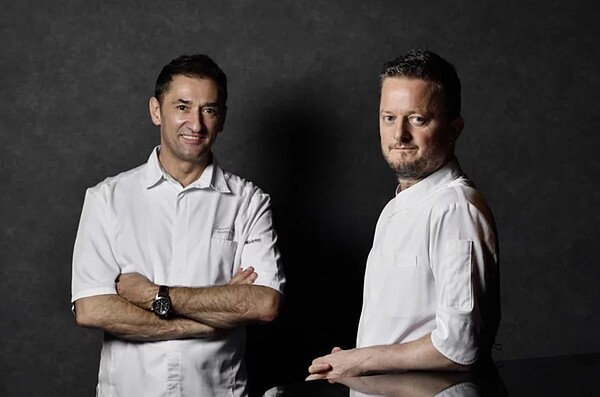「S・S・A・W春生夏・秋藏冬」雙法籍主廚─行政總主廚Chef David Chauveau(右)、甜點主廚Chef Laurent Delcourt。圖/御盟集團提供