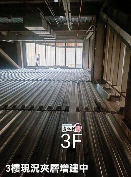 國民黨桃園市議員詹江村爆料,桃園市立圖書館新總館的電影院棟在未申請變更設計核可下私自二工,擔憂有公安疑慮。圖/取自詹江村臉書