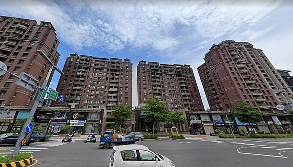 降價了!中古大樓一個月自砍300萬 專家揭露「這種人」會買 位於竹北市自強北路屋齡17年的中古大樓「挪威森林」,11樓戶近期求售,56.12坪開價2380萬元。圖/截自Google Map