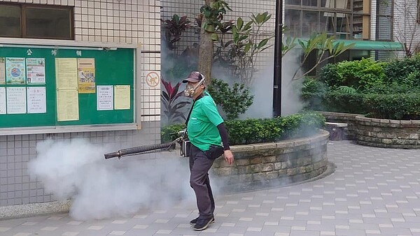 新莊區立言里消毒噴霧實施。圖／劉進益里長提供
