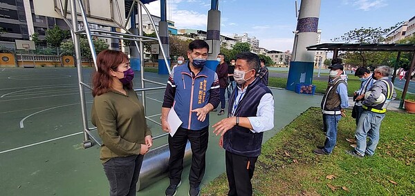 新莊區立言里里長為里民爭取停車位現場會勘。圖／劉進益里長提供
