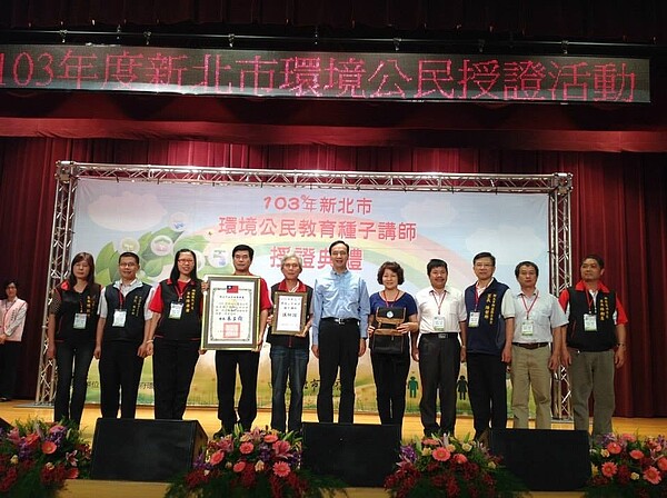 劉進益里長獲得環境公民授證。圖／劉進益里長提供
