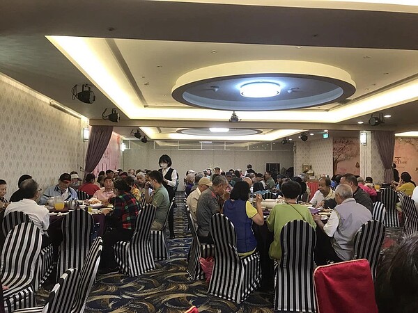 光正里舉辦長者共餐活動。圖／取自「新北市新莊區光正里辦公處」臉書
