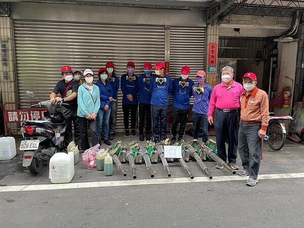 陳通助里長帶領鄰長們消毒。圖／取自「新北市新莊區光正里辦公處」臉書
