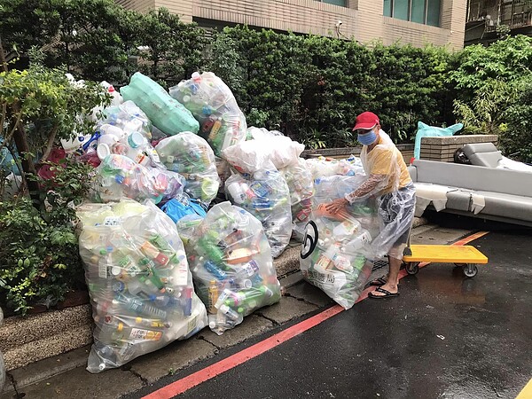 收集到許多可回收的垃圾。圖/取自「新北市新莊區光正里辦公處」臉書