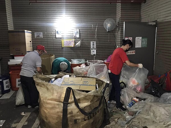 環保志工將收集到的回收進行分類。圖/取自「新北市新莊區光正里辦公處」臉書