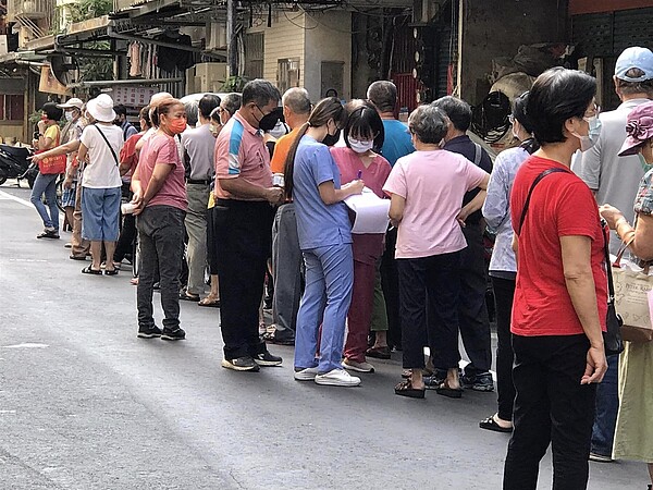 光正里的民眾排隊施打流感疫苗。圖/取自「新北市新莊區光正里辦公處」臉書