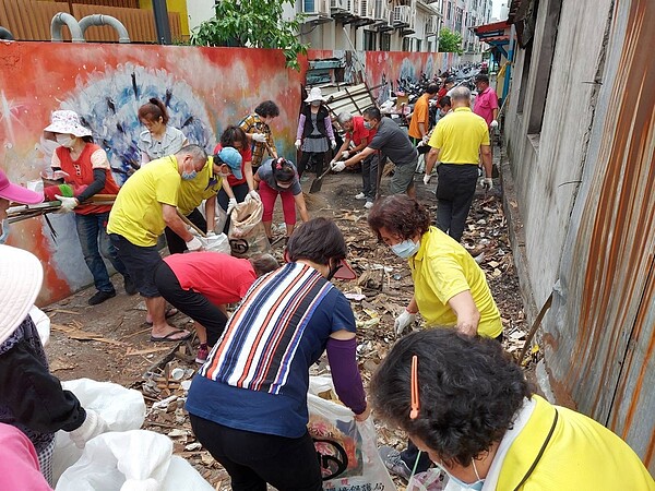 里民動員一起大掃除。圖／陳秋月里長提供
