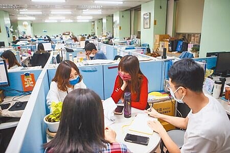 
6月修正公布的「公務人員服務法」，明定公務員延長辦公和正常上班時數每日不得超過12小時。圖為北市府員工上班情形。（鄧博仁攝）
