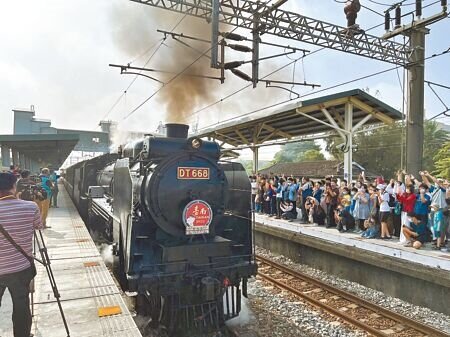 台鐵「蒸汽火車之王」DT668國王號從保安站出發,吸引近千鐵道迷擠在月台上拍照。(洪榮志攝)