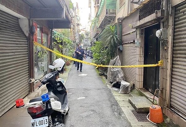 新北市中和區興南夜市附近,昨天下午傳出一具屍體卡在「30公分的狹窄巷弄」,屍體經5小時救援,終於拉出;警方確認死者是上月底被通報失蹤的7旬老翁,勘查現場後排除他殺。記者翁至成/翻攝