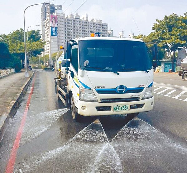 高雄12日清晨空氣品質不佳，明顯可以看見灰濛濛一片，環保局隨即加強橋頭、楠梓、鳳山及小港區道路洗掃減少揚塵。（高市府環保局提供／洪浩軒高雄傳真）