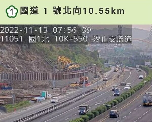 國道1號南向10k汐止交流道南向出口集散道及匝道,今天上午6時起恢復通車,車流順暢。圖/取自1968即時路況