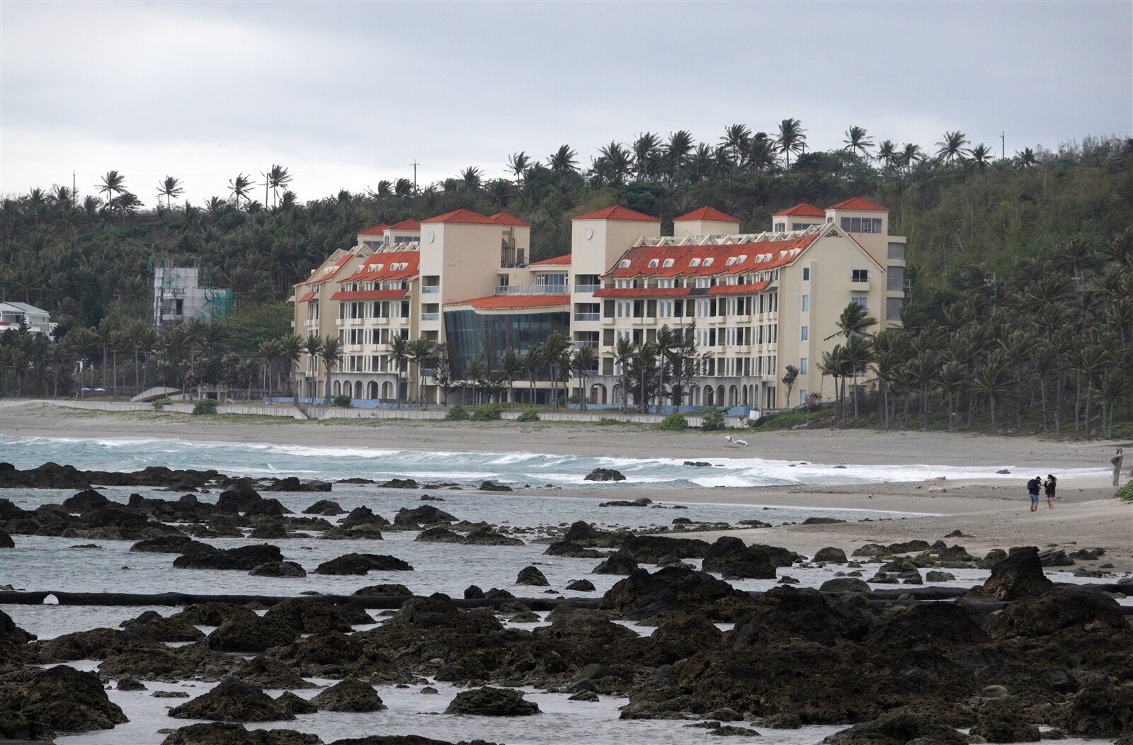 時力立委陳椒華以台東美麗灣度假村為例,一開始就規避環評,用0.9997公頃送件,規避1公頃以上必須環評的規定,最後被環團告發,一路走向國賠。圖/聯合報系資料照片