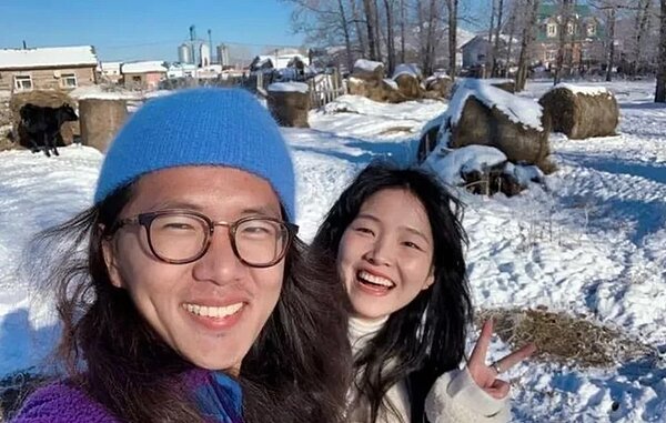 十三和阿全這對瀟灑夫妻賣掉杭州房子,帶著三個娃到呼倫貝爾當起農民。圖/取材自封面新聞