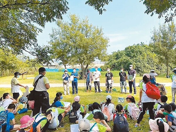 新北水環境巡守隊,除了巡守環境,也辦理許多教育推廣活動。(新北市環保局提供/葉德正新北傳真)