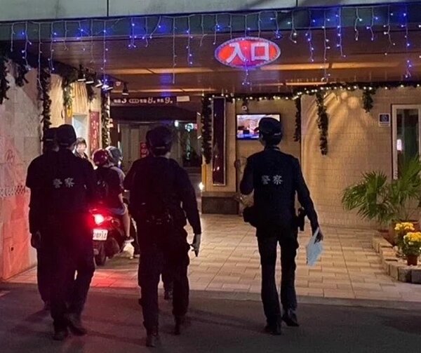 新北市新莊警分局出動50名警力,針對轄內旅館、社區大樓、公寓,針對出租戶,以及出入份子複雜的地點,派出50名警力同步執行「清樓專案」共查獲2名通緝犯依法送辦。記者曾伯愷/翻攝