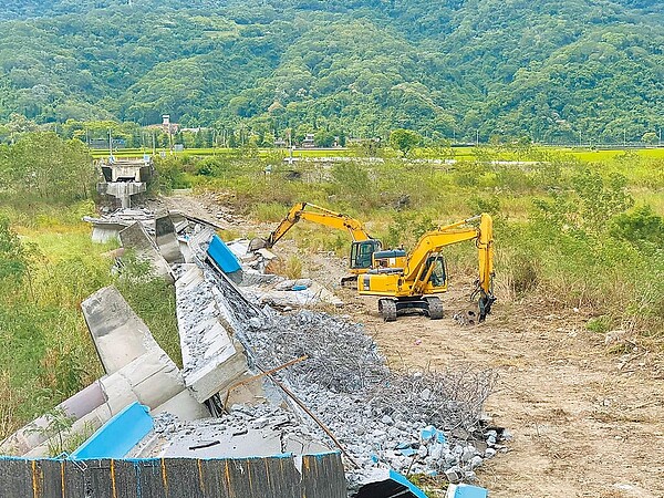 918強震造成花蓮高寮大橋、崙天大橋倒塌，花縣府下月1日將先搭建便道。圖／花蓮縣政府提供