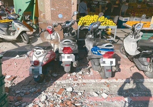 新北市永和區永和路一段一棟大樓外牆磁磚昨天掉落，波及1輛汽車及7輛機車。記者王長鼎／翻攝