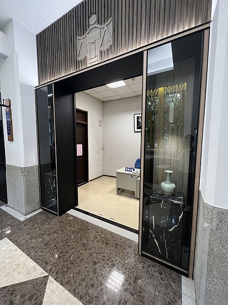 台中魏姓男子施用毒咖啡包出現幻聽、嫉妒,懷疑老婆外遇拿彎刀猛砍她脖子當場濺血。圖/聯合報資料照