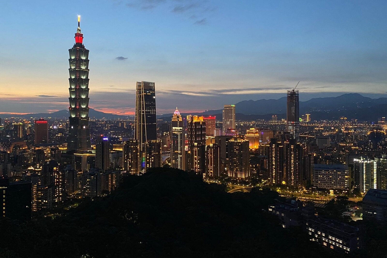 北市府統計,環保署放寬高樓環評標準後,這4年來新申請的高樓建照案,許多樓高是119、119.5公尺,逼近環評標準,明顯規避環評。圖為信義區大樓群。圖/聯合報系資料照片