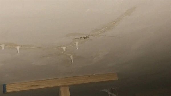 桃園龜山有民眾控訴，買了頂樓戶卻漏水