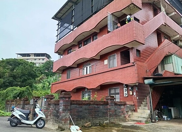 淡水區水源路二段上午發生墜樓事件,警方獲報前往調查。記者林昭彰/翻攝