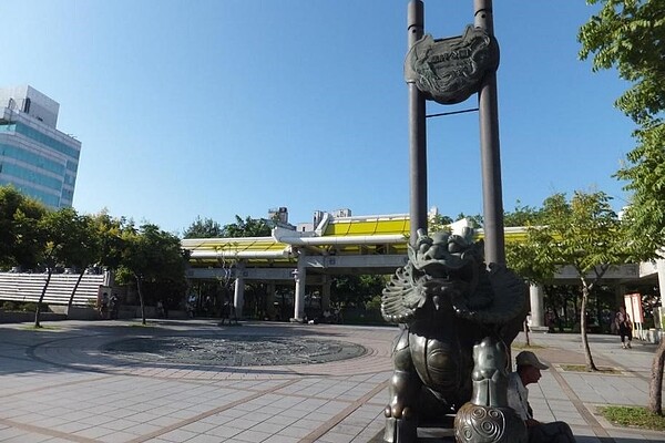 艋舺公園腹地廣大，另設有舞台在其中。圖／取自公園走透透，台北新花漾官網