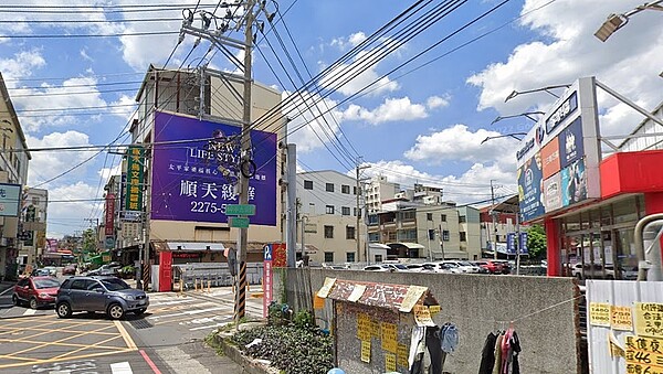 太平區近幾年在74號快速道路通車、台鐵高架化等重要交通建設利多帶動下，以及人口增加、商圈發展等，以太平家樂福為核心的板塊更成為購屋者的首選。圖／google map
