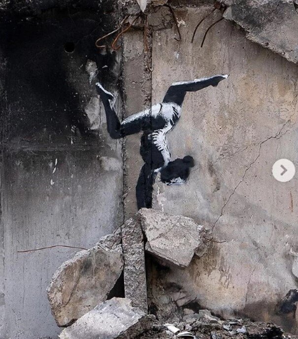 著名英國街頭藝術家班克西(Banksy)11日透過Instagram發發表他在烏克蘭斷垣殘壁留下的最新作品,似乎顯示他人目前正於烏克蘭。圖/取自banksy IG